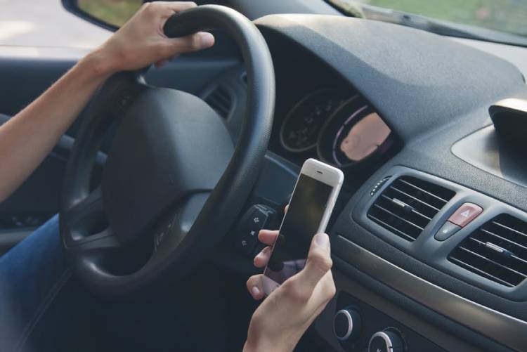 مستخدمي الأيفون أثناء القيادة أكثر من مستخدمي الأندرويد